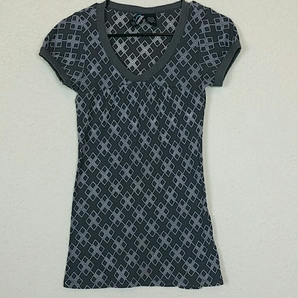 Weavers Tops - 4/$25 Cute gray top with diamond design